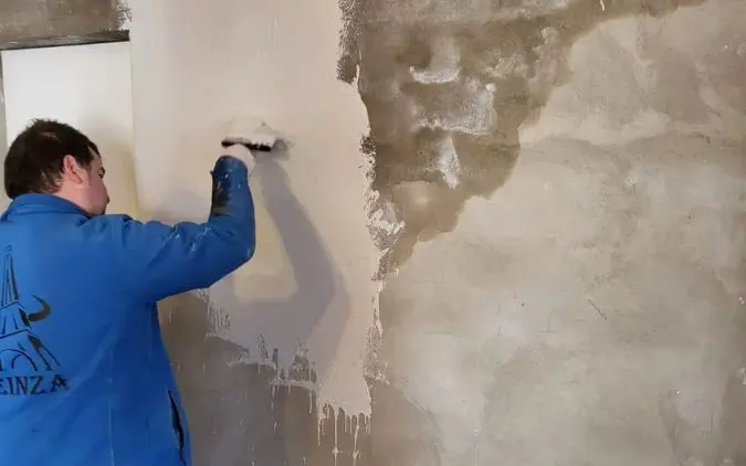 Trabajador de Reinza aplicando pintura a humedad tratada