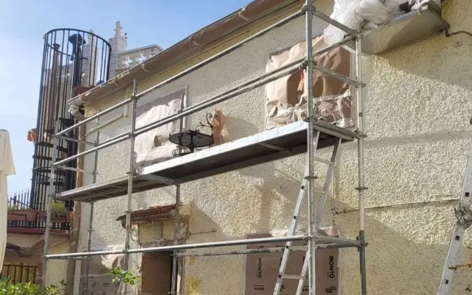 Fachada en proceso de reparación