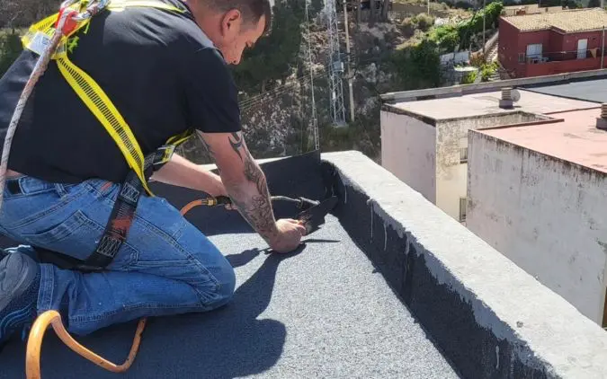 Trabajador de Reinza aplicando resina
