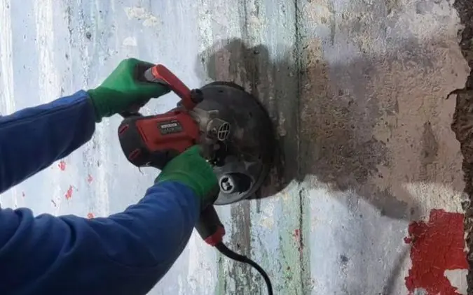 Trabajador de Reinza utilizando herramientas profesionales